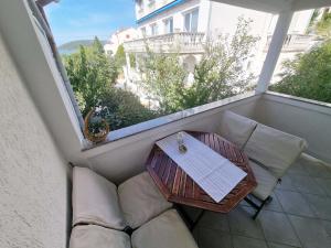 Posezení v ubytování Apartments in Supetarska Draga with sea view, terrace, air conditioning, WiFi 4551-1 and 4551-2