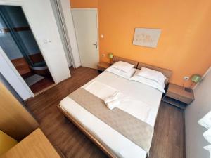 Postel nebo postele na pokoji v ubytování Apartments in Supetarska Draga with sea view, terrace, air conditioning, WiFi 4551-1 and 4551-2