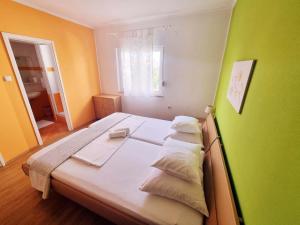 Postel nebo postele na pokoji v ubytování Apartments in Supetarska Draga with sea view, terrace, air conditioning, WiFi 4551-1 and 4551-2