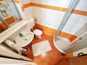 Koupelna v ubytování Apartments in Supetarska Draga with sea view, terrace, air conditioning, WiFi 4551-1 and 4551-2