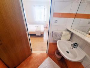Koupelna v ubytování Apartments in Supetarska Draga with sea view, terrace, air conditioning, WiFi 4551-1 and 4551-2