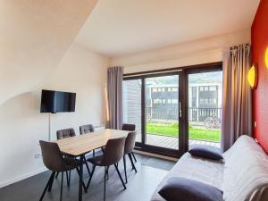 een kamer met een tafel en stoelen en een groot raam bij Appartement Flaine, 3 pièces, 6 personnes - FR-1-425-138 in Flaine