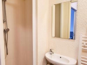 Koupelna v ubytování Appartement confortable au pied des pistes avec piscine et parking - FR-1-425-138 + 9 fotografií