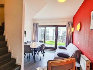 een kamer met een tafel en een eetkamer met rode muren bij Appartement Flaine, 3 pièces, 6 personnes - FR-1-425-138 in Flaine