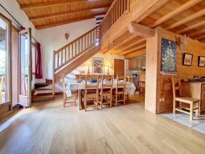 Posezení v ubytování Appartement spacieux 8 pers, au pied des pistes, sauna, cheminée - FR-1-344-725