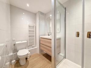 a bathroom with a toilet and a sink and a shower at Appartement en duplex, 3 pièces, au pied des pistes, balcon, casier à ski, classé 3 flocons or - FR-1-344-908 in Saint-Martin-de-Belleville +9 photos
