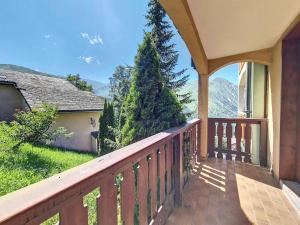 a balcony of a house with a view of the mountains at Appartement en duplex, 3 pièces, au pied des pistes, balcon, casier à ski, classé 3 flocons or - FR-1-344-908 in Saint-Martin-de-Belleville