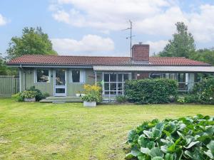 una pequeña casa con un patio en 8 person holiday home in Fårvang-By Traum, en Fårvang