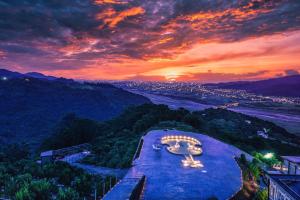 大同的住宿－太平山玉蘭函館，日落时分享有河流和城市的景致