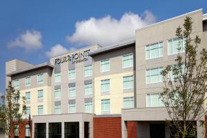 un montage de l'avant d'un bâtiment dans l'établissement Four Points by Sheraton Edmonton International Airport, à Nisku