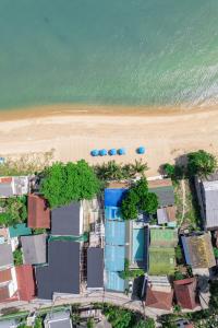 eine Luftansicht auf einen Strand mit Häusern und Bäumen in der Unterkunft Baanfah Resort Samui in Mae Nam