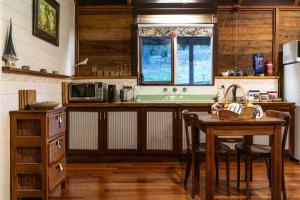 cocina con mesa y microondas en Luxury Cabin Bawley Ridge Farm, dog friendly en Termeil