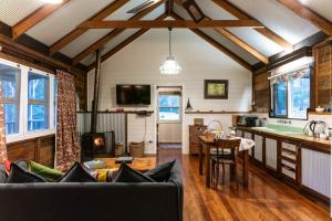 Luxury Cabin Bawley Ridge Farm, dog friendly في Termeil: غرفة معيشة مع أريكة وطاولة