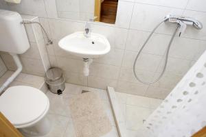 Koupelna v ubytování Holiday house in Sumpetar Jesenice with sea view, terrace, air conditioning, WiFi 5133-1 + 39 fotografií
