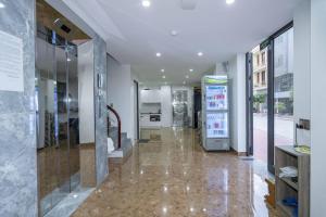 un corridoio vuoto con frigorifero in un edificio di AURORA BÃI CHÁY HẠ LONG a Ha Long