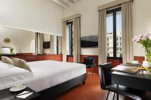 ヴェネツィアにあるHotel L'Orologio Venezia - WTB Hotelsのベッドと机とパソコンが置かれたホテルの部屋