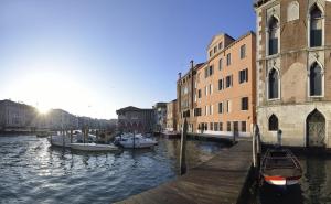 ヴェネツィアにあるHotel L'Orologio Venezia - WTB Hotelsの運河に停泊する船団