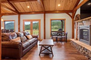 ein Wohnzimmer mit einem Sofa und einem Kamin in der Unterkunft Hot Shot Hideaway in Custer