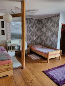 - une chambre avec des lits superposés et un bureau dans l'établissement Monteurunterkunft Maria, à Freital