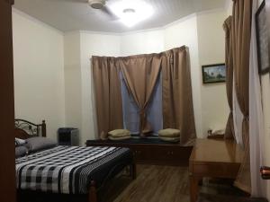 - une chambre avec un lit et une fenêtre dans l'établissement Samba Guest House, Kota Bharu, Kelantan, à Kota Bharu