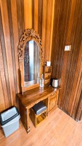 een houten wastafel met een spiegel in de kamer bij The Toya Bali - Private Room & Jacuzzi in Bangli