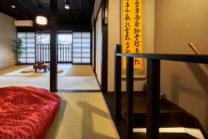 Letto o letti in una camera di おやど紀伊国屋 丸山町 庭