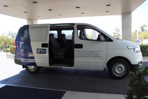 un furgone bianco parcheggiato in un parcheggio di Holiday Inn Express Guadalajara Iteso, an IHG Hotel a Guadalajara