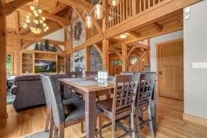 uma sala de jantar com uma mesa de madeira e cadeiras em Maple Hill Lodge home em Stevenson