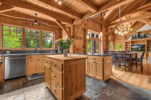 uma cozinha com armários de madeira e uma sala de jantar com uma mesa em Maple Hill Lodge home em Stevenson