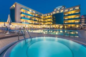 uma piscina em frente a um hotel em Hotel Valverde & Residenza em Cesenatico