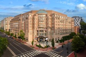 Westin Georgetown, Washington D.C. في واشنطن: مبنى كبير على شارع المدينة مع طريق