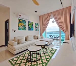 een woonkamer met een bank en 2 tafels bij Paragon Suites CIQ Homestay by WELCOME HOME in Johor Bahru