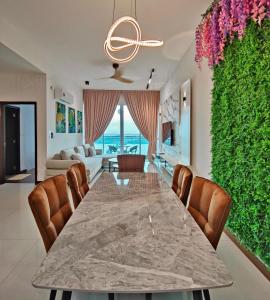 jadalnia z dużym marmurowym stołem i skórzanymi krzesłami w obiekcie Paragon Suites CIQ Homestay by WELCOME HOME w mieście Johor Bahru