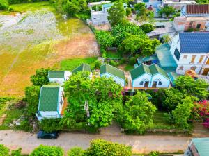 una vista aérea de las casas en un barrio residencial en An An Homestay Bungalow, en Phong Nha