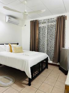 Un dormitorio con una cama grande y una ventana en Mahale - Quepos Manuel Antonio Reserve, en Quepos