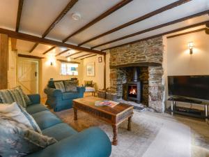 a living room with a couch and a fireplace at 1 Gabberwell Cottages in Kingston