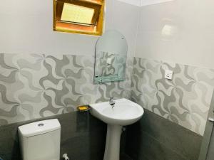 Kylpyhuone majoituspaikassa Holiday Rest Inn