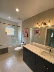 Ett badrum på New Modern Three-room Duplex-2793