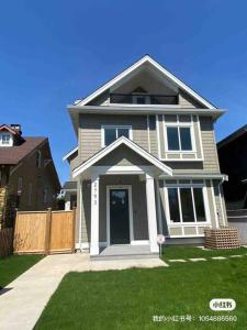 una casa bianca con una porta in un cortile di New Modern Three-room Duplex-2793 a Vancouver