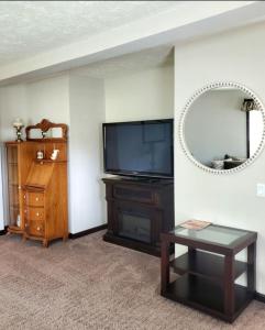 TV a/nebo společenská místnost v ubytování Big Barbee Lake House
