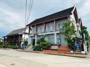 un edificio al costado de una calle en Visoun Luang Prabang Hotel, en Luang Prabang