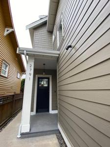 una porta del garage di una casa con vialetto di New Modern Theee-room Duplex-2791 a Vancouver