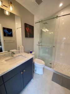 een badkamer met een douche, een toilet en een wastafel bij New Modern Theee-room Duplex-2791 in Vancouver