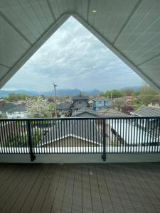 uma varanda aberta com vista para uma cidade em New Modern Theee-room Duplex-2791 em Vancouver