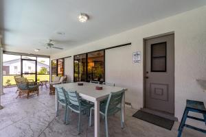 een eetkamer met een tafel en stoelen bij Beautiful Private Pool Home In-between Fort Myers Beach and Sanibel Island home in Fort Myers