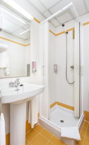La salle de bains est pourvue d'un lavabo et d'une douche. dans l'établissement Globales Playa Santa Ponsa, à Santa Ponsa