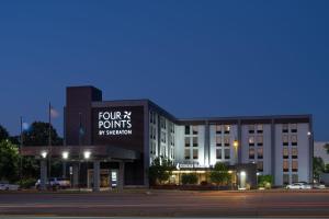 Un edificio con un letrero que lee cuatro puntos en el hospital en Four Points by Sheraton Mall of America Minneapolis Airport, en Richfield