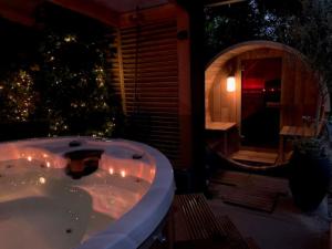baño con bañera y árbol de Navidad en Cozy villa with wellness tub sauna and garden, en Den Ham
