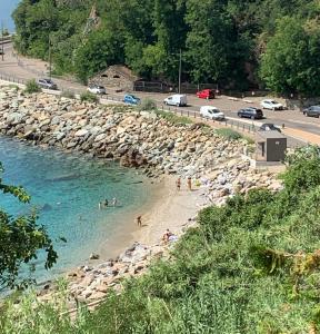 un groupe de personnes sur une plage près de l'eau dans l'établissement Magnifique maison avec vue mer hauteur de Bastia, à Bastia