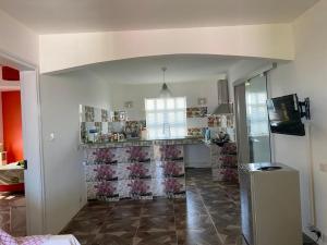 Телевизор и/или развлекательный центр в Reshma appartement